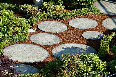 Path with round stone pavers